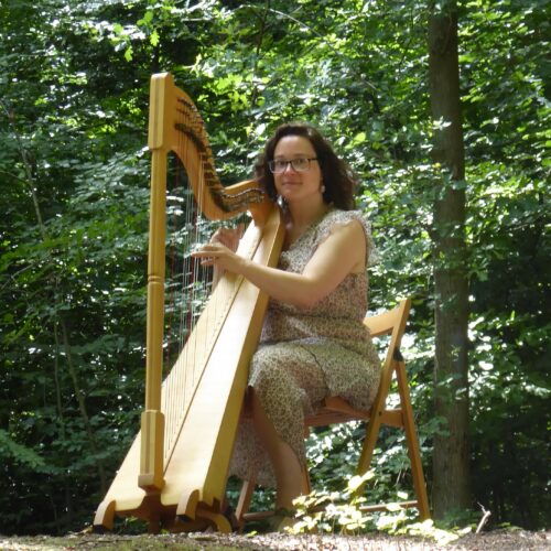 Simone met harp in het park