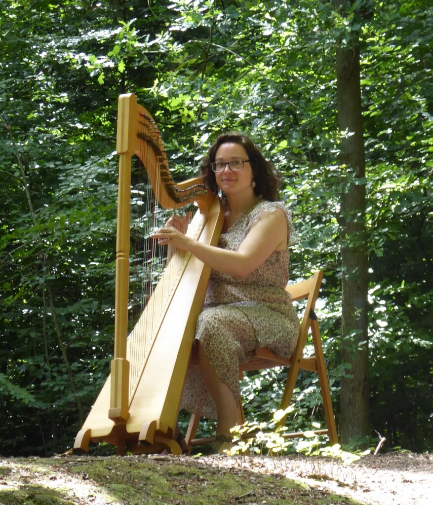 Simone met harp in het park